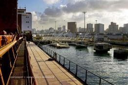 Image du Maroc Professionnelle de  Le port et la ville de Casablanca au premier plan les cales du môle Tariq et les quais pour conteneurs gérés par les services de l'ODEP, au fond les buildings du centre ville de Casablanca. 31 Décembre 2003. ((Photo / Abdeljalil Bounhar) 